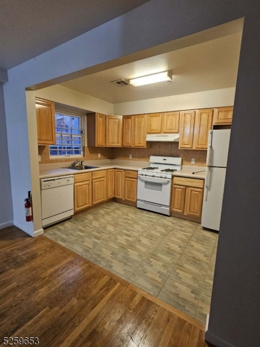 Very well maintained apartment, with large living room and spacious bedrooms.  Close to schools, restaurants and shopping centers. Easy access to highways and parks.