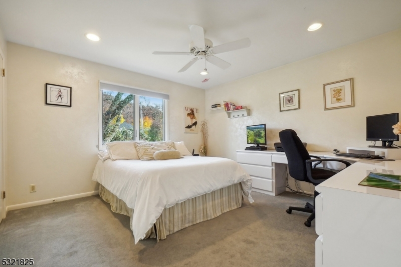 RIKER HILL - Residential