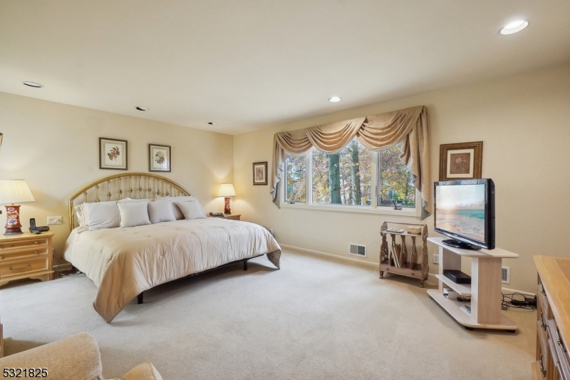 RIKER HILL - Residential