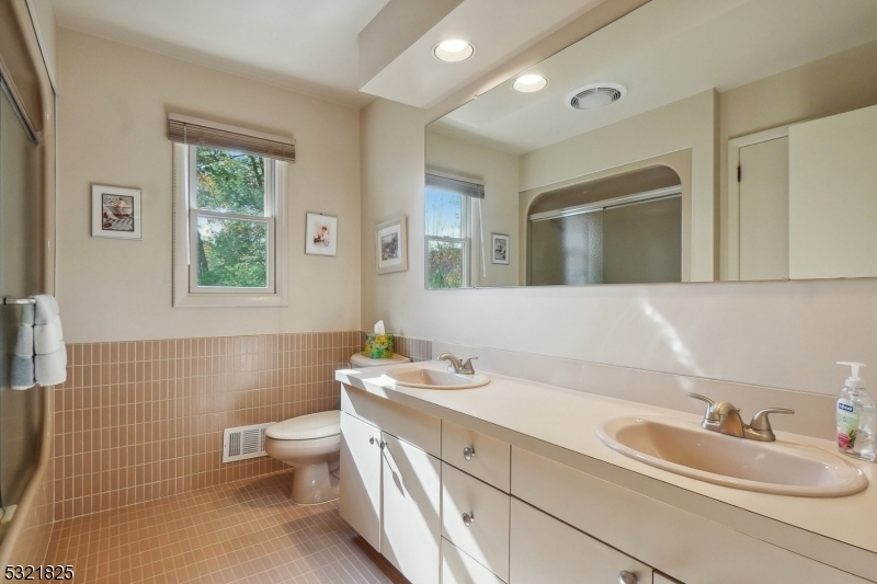 RIKER HILL - Residential