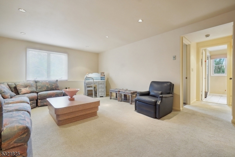 RIKER HILL - Residential