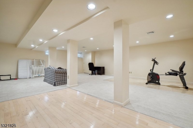 RIKER HILL - Residential