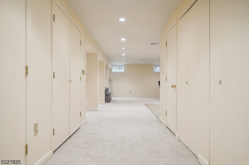 RIKER HILL - Residential