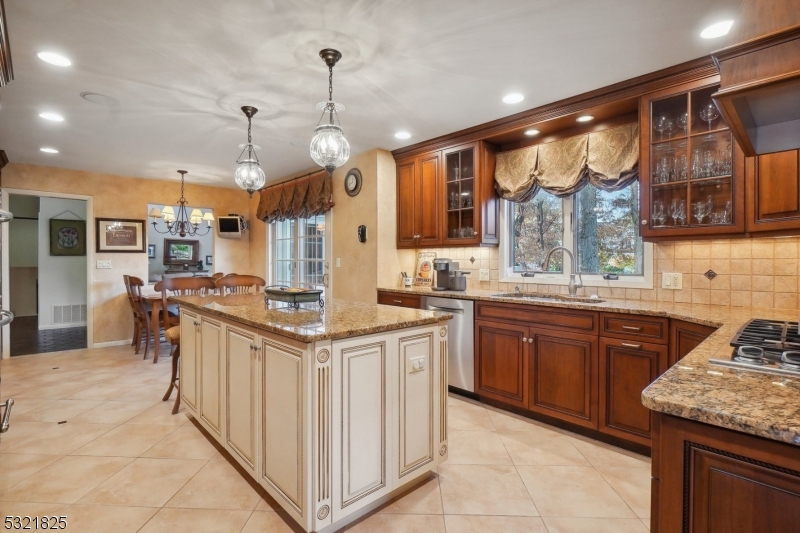 RIKER HILL - Residential