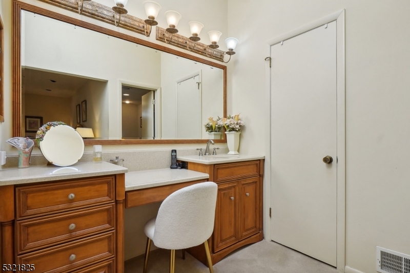 RIKER HILL - Residential