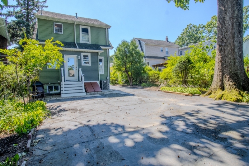 Photo 9 of 28 of 44 Friedland Rd house