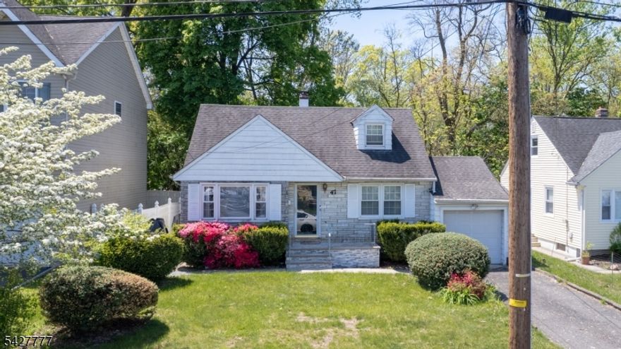 Cozy starter home, centrally located to route 22 and 78 close to public transportation (bus and train), easy travel to schools and parks.  House is being sold AS IS, buyer is responsible for all city inspections and certificates.