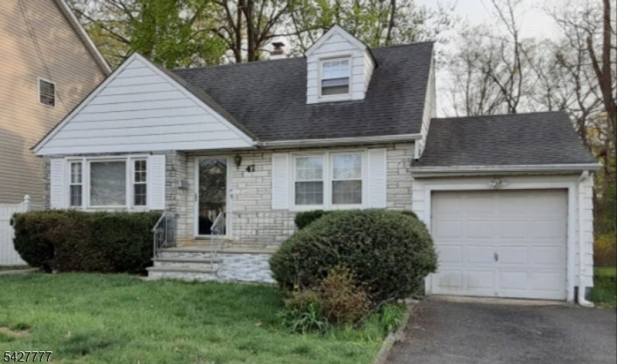 Cozy starter home, centrally located to route 22 and 78 close to public transportation (bus and train), easy travel to schools and parks.  House is being sold AS IS, buyer is responsible for all city inspections and certificates.