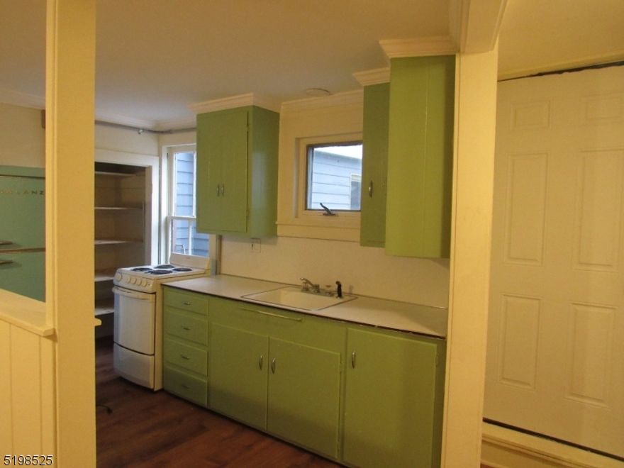 Clean and fresh space in the heart of Frenchtown. Retro cool kitchen! Updated bathroom. Shared outdoor space. HEAT IS INCLUDED! Landlord will consider pets on a case by case basis.