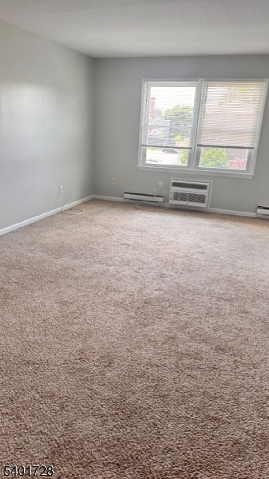 EXTRA LARGE STUDIO, FRESHLY PAINTED, EXTRA LARGE WALKING CLOSET. COMMUTERS DREAM CLOSE TO ROUTE 46,80 & 10, MINUTES AWAY. PUBLIC TRANSPORTATION, TRAIN, AND BUS ARE AVAILABLE MINUTES AWAY. SHOPPING AND DINING AT WALKING DISTANCE