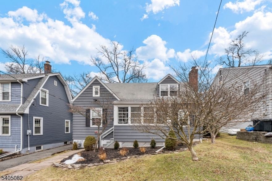 Bright and freshly painted second-floor apartment featuring a brand-new ductless A/C system for heating and cooling. One off-street parking space included, with a second space negotiable. New windows throughout. Cat-friendly (no dogs). Located in a highly desirable area near Montclair, Verona Park, restaurants, shops, laundromats, and offering easy NYC access via a nearby bus stop.