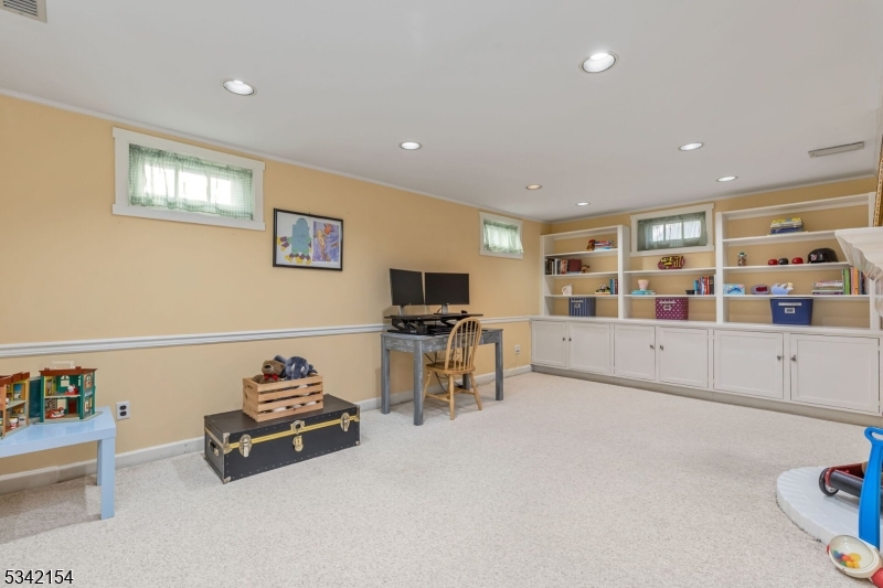 Millburn Twp., New Jersey 07078, United States, 4 Bedrooms Bedrooms, ,3 BathroomsBathrooms,Residential,Pending,87337