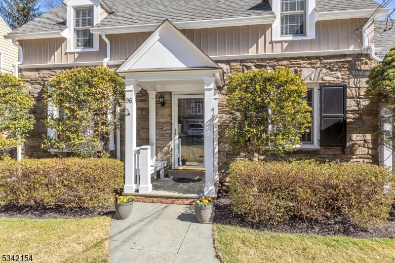 Millburn Twp., New Jersey 07078, United States, 4 Bedrooms Bedrooms, ,3 BathroomsBathrooms,Residential,Pending,87337