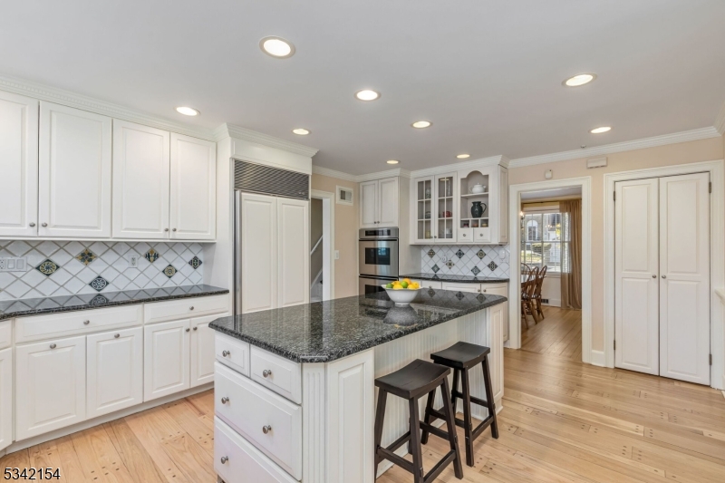 Millburn Twp., New Jersey 07078, United States, 4 Bedrooms Bedrooms, ,3 BathroomsBathrooms,Residential,Pending,87337