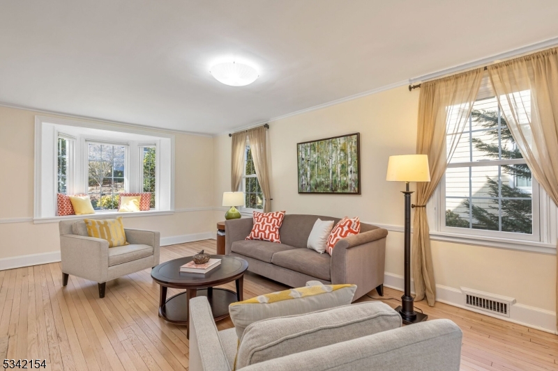 Millburn Twp., New Jersey 07078, United States, 4 Bedrooms Bedrooms, ,3 BathroomsBathrooms,Residential,Pending,87337