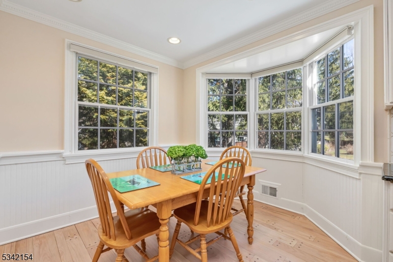 Millburn Twp., New Jersey 07078, United States, 4 Bedrooms Bedrooms, ,3 BathroomsBathrooms,Residential,Pending,87337