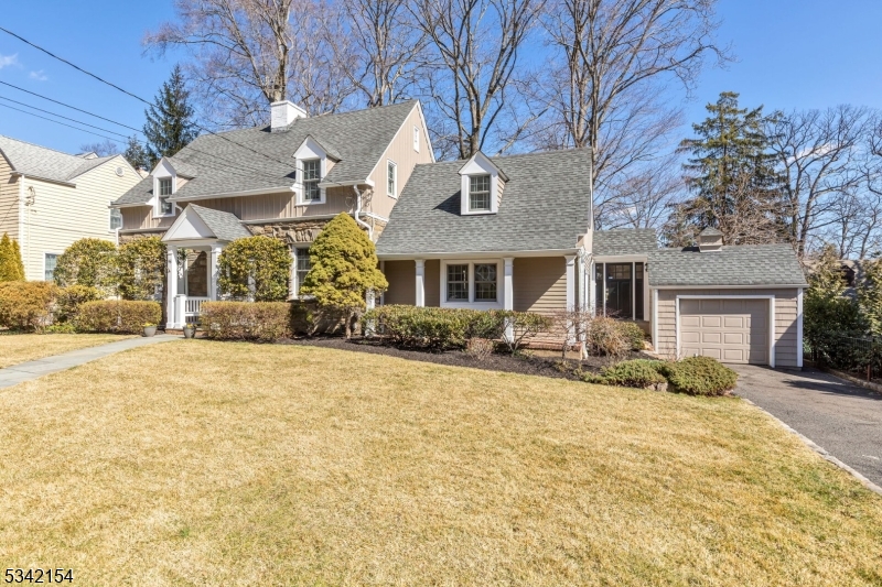 Millburn Twp., New Jersey 07078, United States, 4 Bedrooms Bedrooms, ,3 BathroomsBathrooms,Residential,Pending,87337