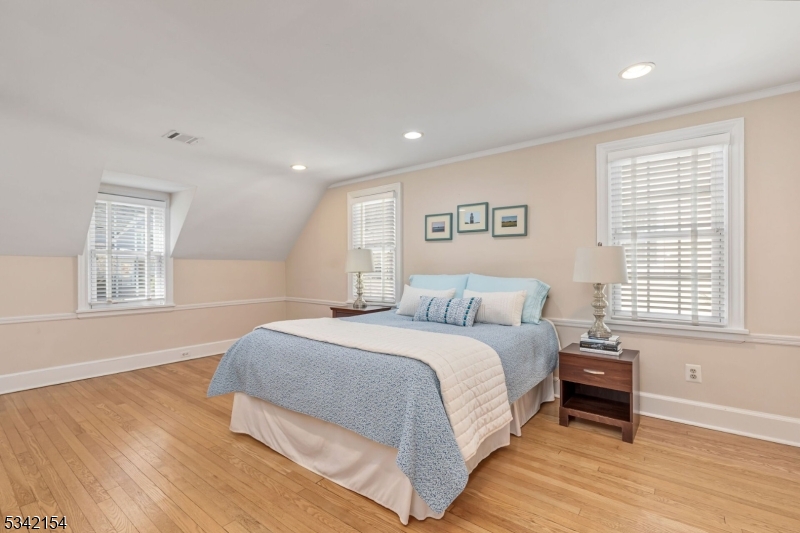 Millburn Twp., New Jersey 07078, United States, 4 Bedrooms Bedrooms, ,3 BathroomsBathrooms,Residential,Pending,87337