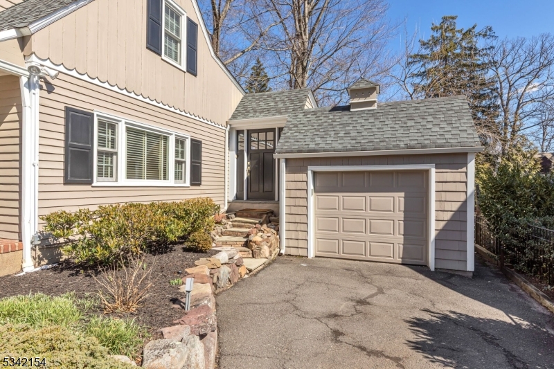 Millburn Twp., New Jersey 07078, United States, 4 Bedrooms Bedrooms, ,3 BathroomsBathrooms,Residential,Pending,87337