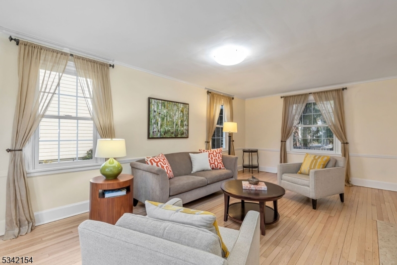 Millburn Twp., New Jersey 07078, United States, 4 Bedrooms Bedrooms, ,3 BathroomsBathrooms,Residential,Pending,87337