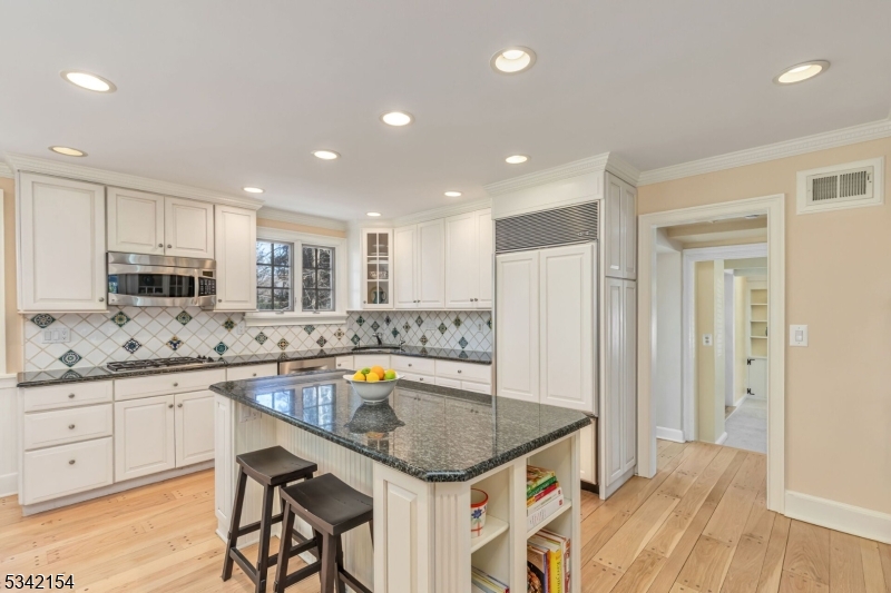 Millburn Twp., New Jersey 07078, United States, 4 Bedrooms Bedrooms, ,3 BathroomsBathrooms,Residential,Pending,87337