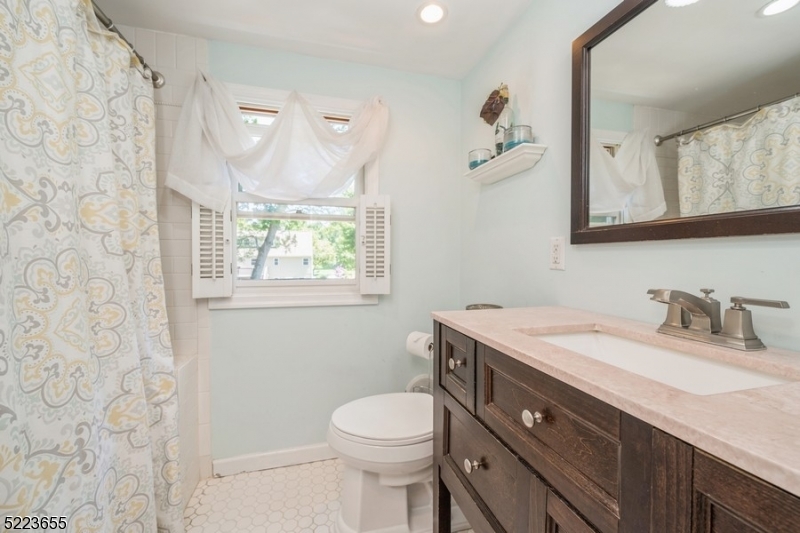 SAGINAW LAKE - Residential