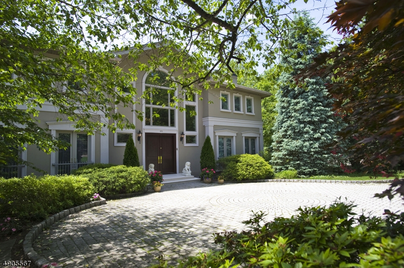 Andrew Wright of Wright Architects, a firm that designs homes for the most discerning, and the proud recipient of many awards including the prestigious Stanford White award for Architectural Excellence. Created this masterpiece situated on one of Franklin Lake's most sought after streets in the Highwood Gate section. This four bedroom, six bath home features eleven foot ceilings, gourmet chef's kitchen with access to private patio. Grand Principal rooms with fireplaces. el.