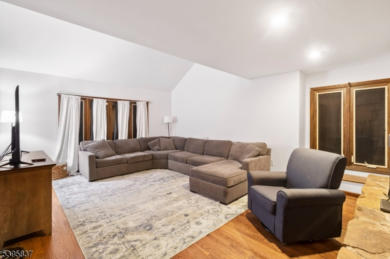 RIVER ROAD - Residential