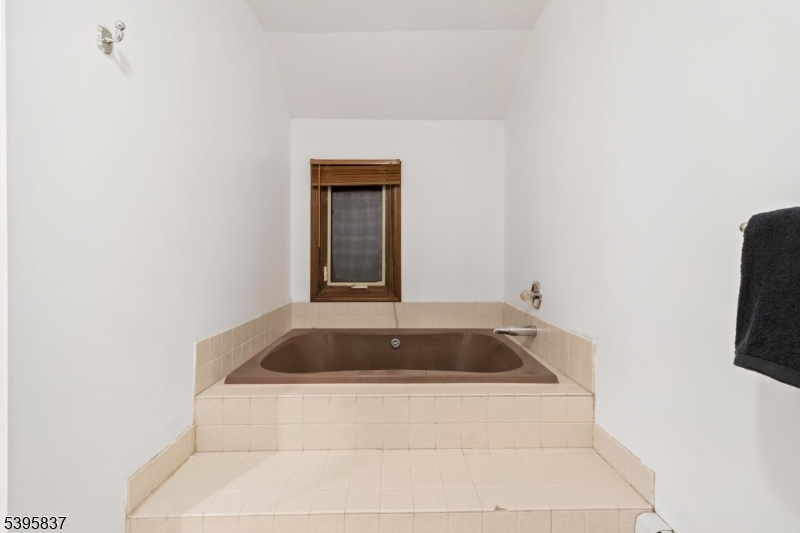 RIVER ROAD - Residential