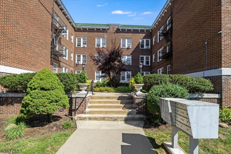 2 Altamont - Residential