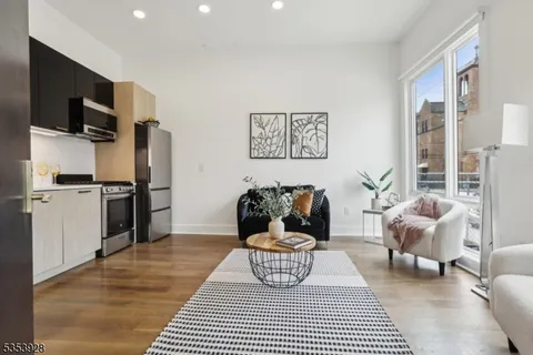 MLS: 3959358