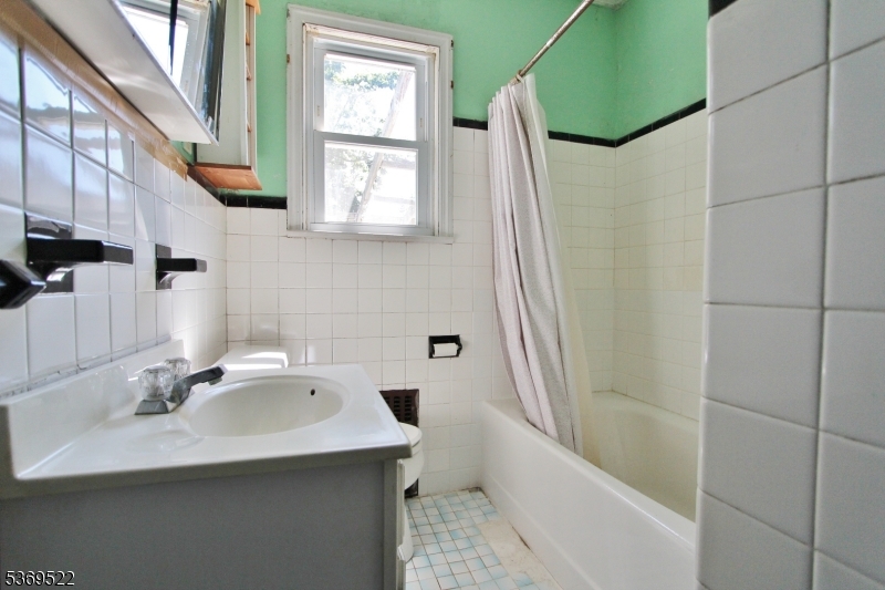 Rahway City, New Jersey 07065, United States, 3 Bedrooms Bedrooms, ,1 BathroomBathrooms,Residential,Active,165509