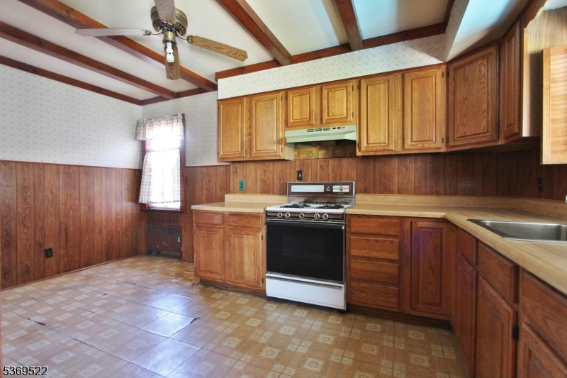 Rahway City, New Jersey 07065, United States, 3 Bedrooms Bedrooms, ,1 BathroomBathrooms,Residential,Active,165509