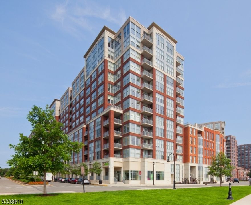 Move into this 2 bed + den 1,622sqft.