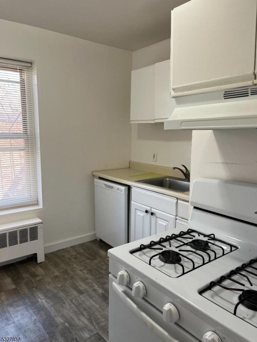 This studio apartment features hardwood flooring throughout.  Heat, hot water and cooking gas included.   A  10 minute walk to to NJ Transit Train to NY and walk to any downtown South Orange Village Restaurants, shops and many entertainment options, such as SOPAC.