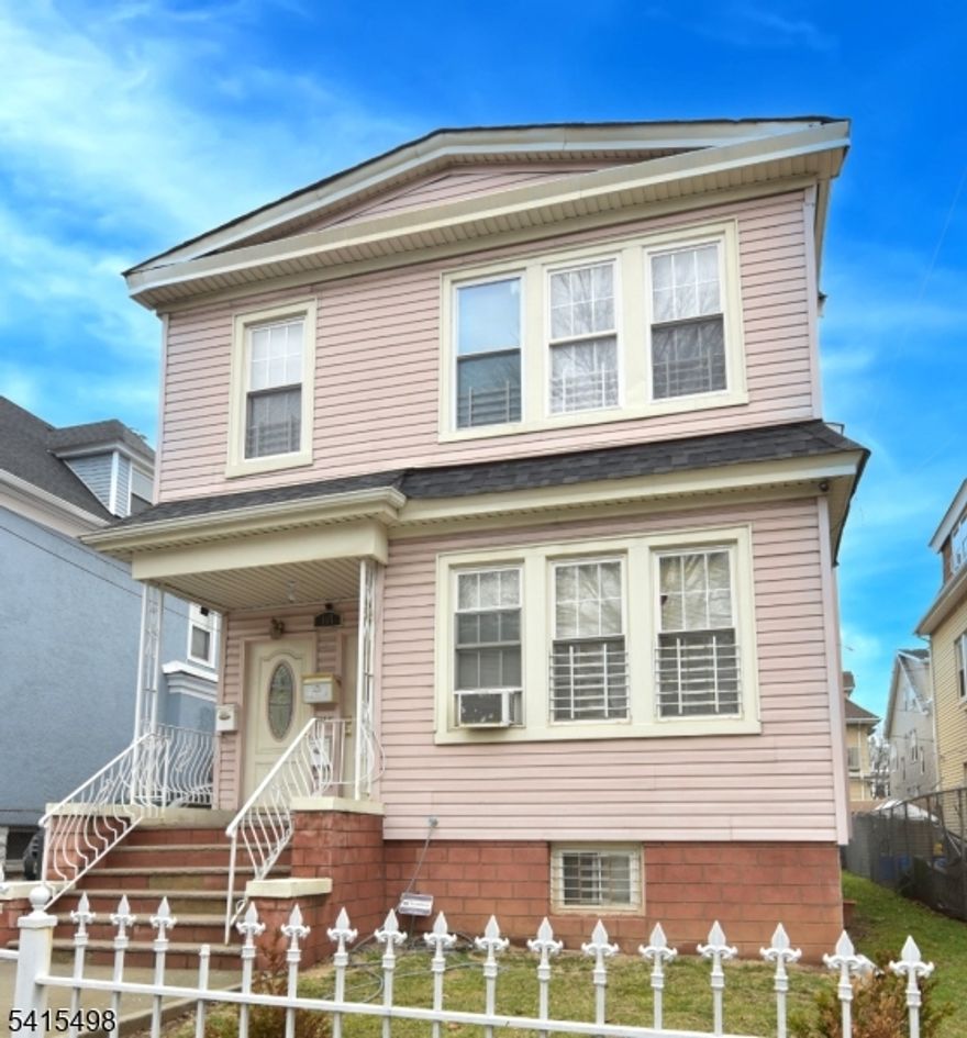 Welcome home to this spacious renovated, 3 bedroom, residential rental. Unit offers hard wood floors, open living room/dining room concept. Spacious bedrooms, fresh paint, & ceiling fans. Schedule your viewing at once.