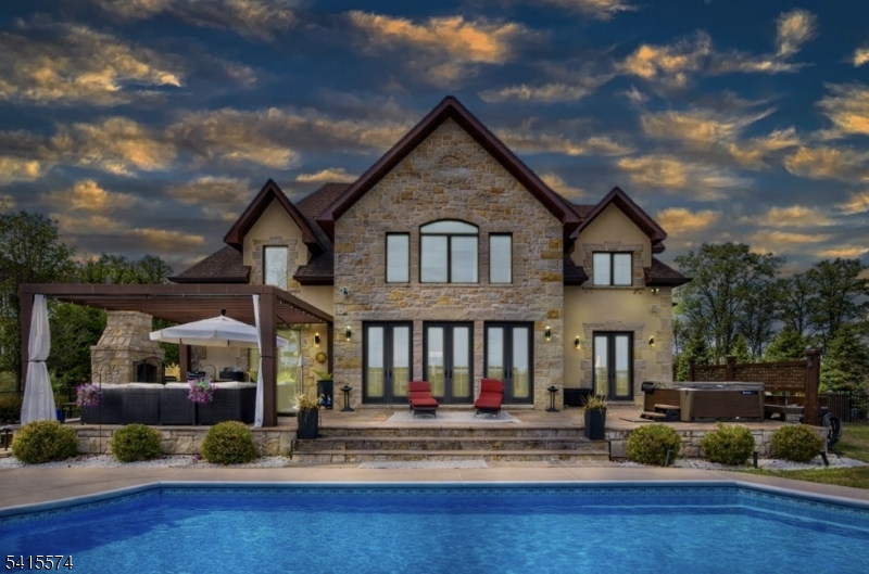 STONE HEDGE MANOR - Residential