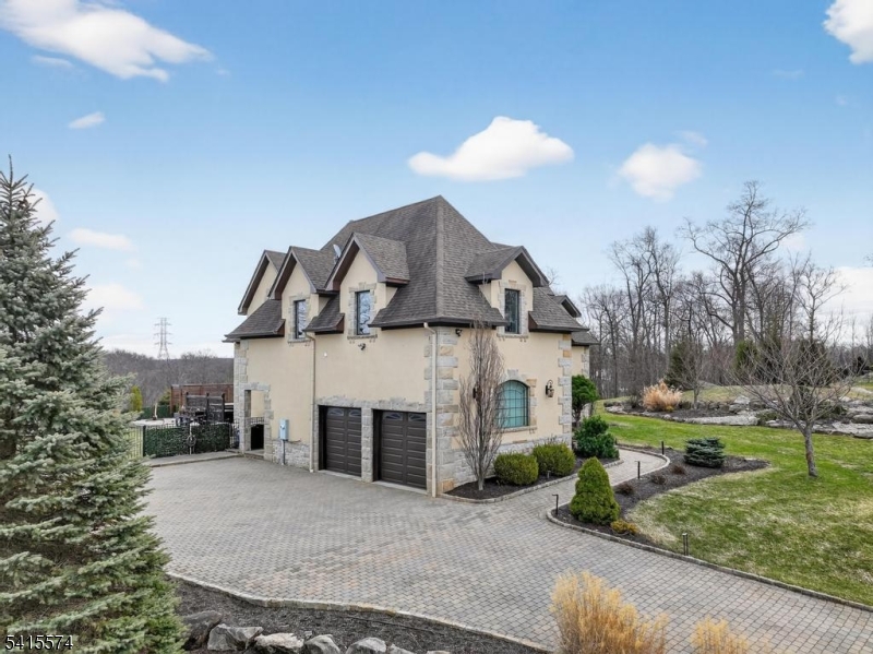STONE HEDGE MANOR - Residential