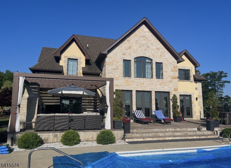 STONE HEDGE MANOR - Residential