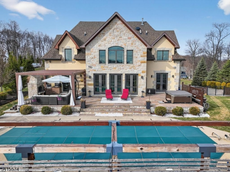 STONE HEDGE MANOR - Residential