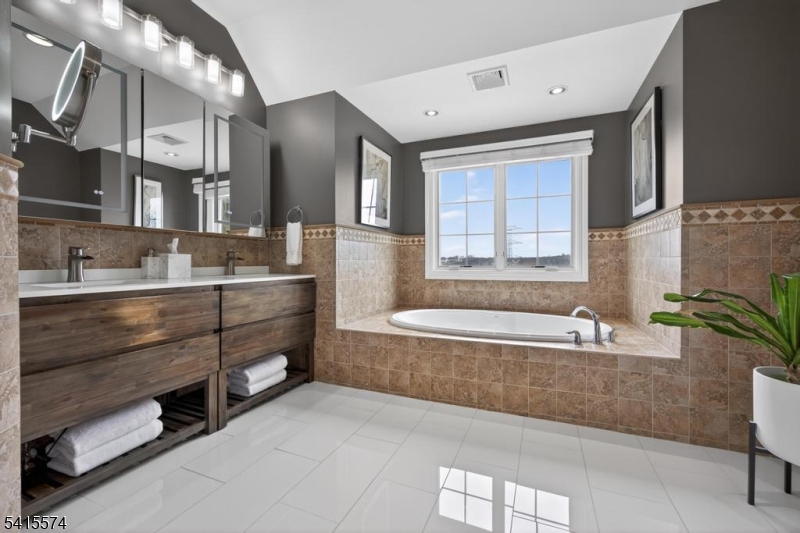 STONE HEDGE MANOR - Residential