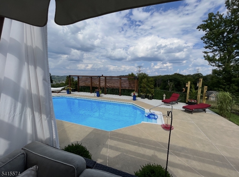 STONE HEDGE MANOR - Residential