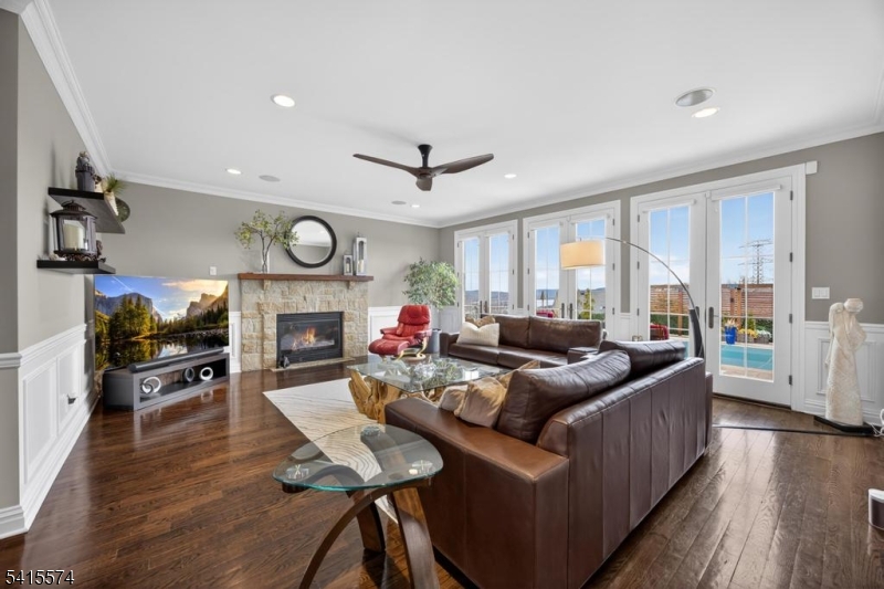 STONE HEDGE MANOR - Residential