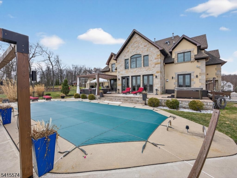 STONE HEDGE MANOR - Residential