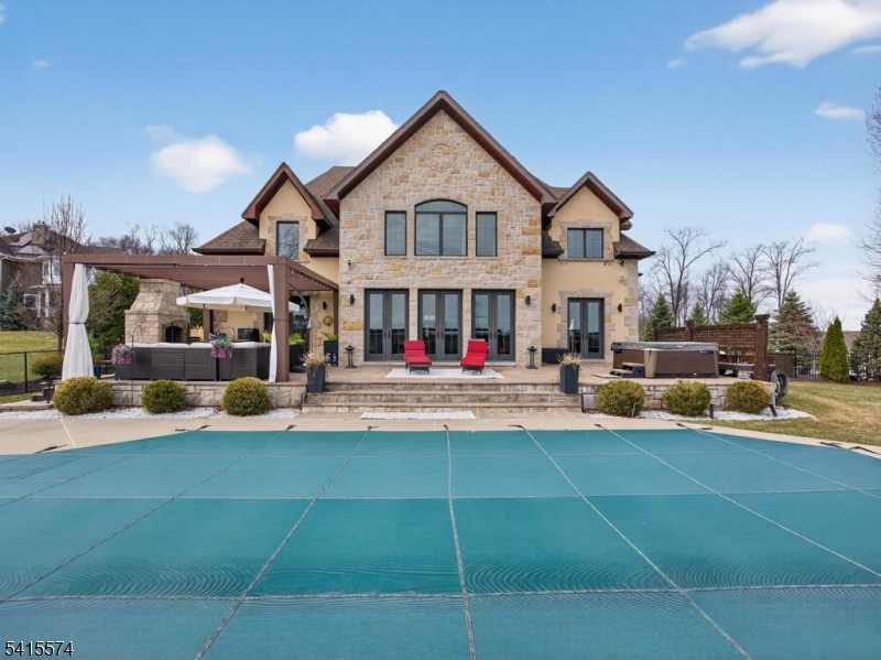 STONE HEDGE MANOR - Residential