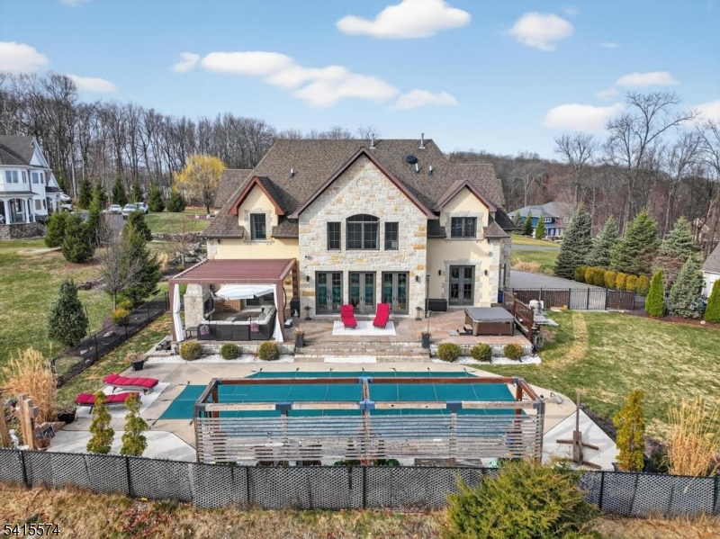 STONE HEDGE MANOR - Residential