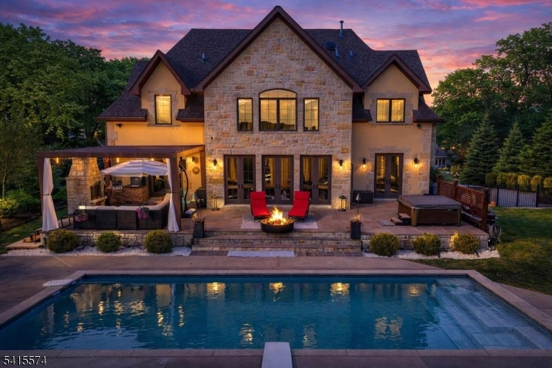 STONE HEDGE MANOR - Residential