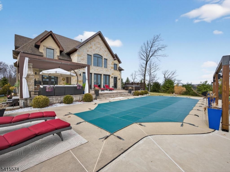 STONE HEDGE MANOR - Residential