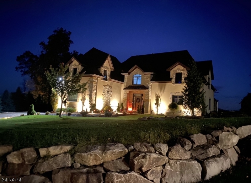STONE HEDGE MANOR - Residential