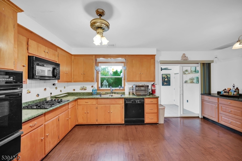 Union Twp., New Jersey 07083, United States, 4 Bedrooms Bedrooms, ,2 BathroomsBathrooms,Residential,Active,235899